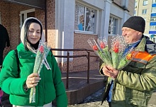 Работники ЖКХ на улицах Лунинца дарили женщинам цветы!