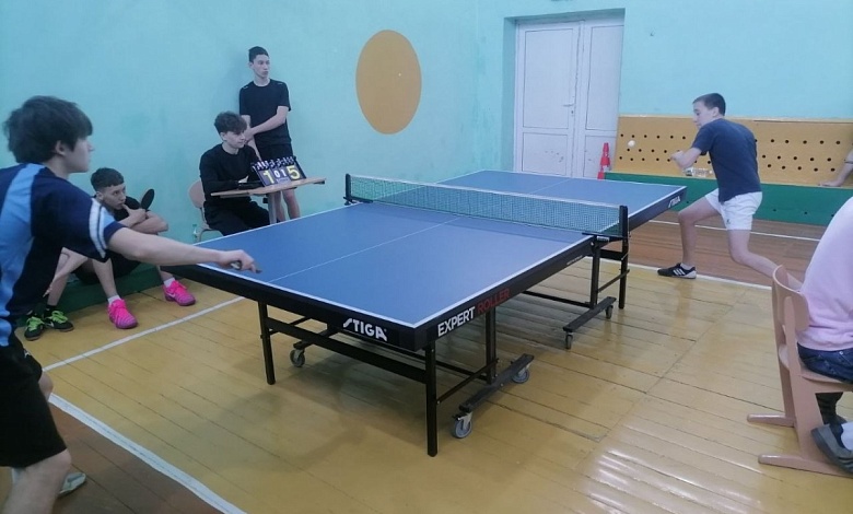 Кто вышел в финал первенства района по настольному теннису?