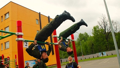 Нормативы по физподготовке сдают военные в Лунинецком районе