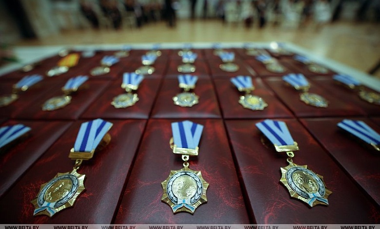 Едины в стремлении сделать страну лучше. Лукашенко в преддверии 8 Марта вручил женщинам госнаграды