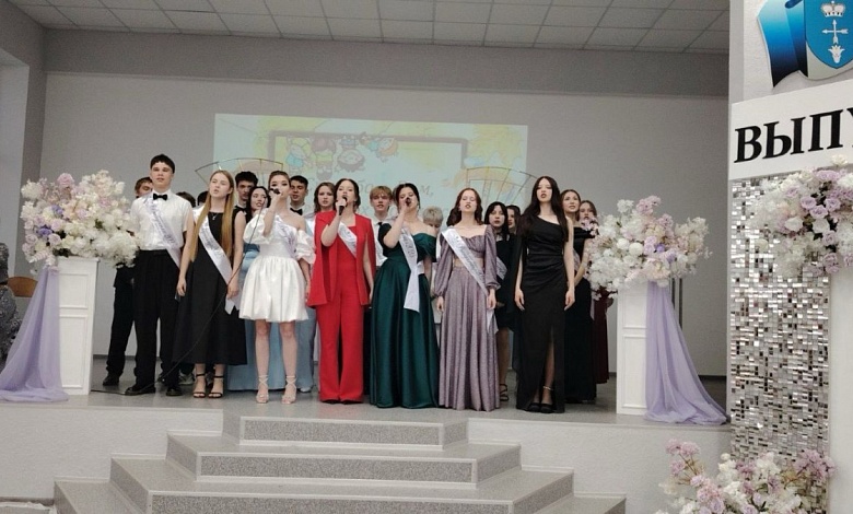 Попрощались со школой выпускники СШ N3 Лунинца имени Героя Советского Союза А.В.Петрушевского