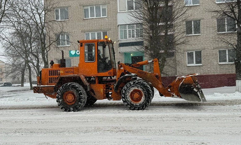 Не мешайте работе спецтехники! Продолжается расчистка снега