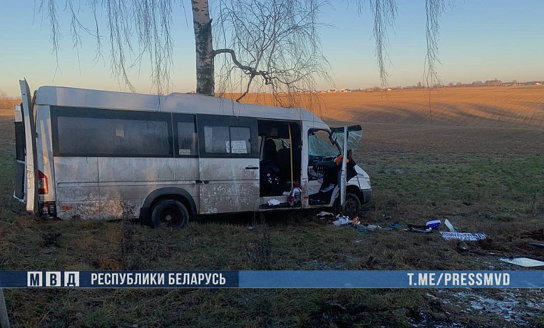 На автодороге Р-23 "Минск – Микашевичи" маршрутка с пассажирами вылетела в кювет