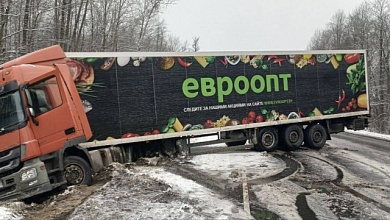 Фура съехала в кювет на автодороге "Минск - Микашевичи"