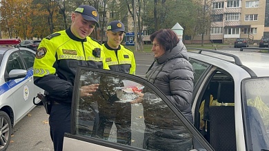 Сотрудники ГАИ поздравляют женщин и напоминают о безопасности
