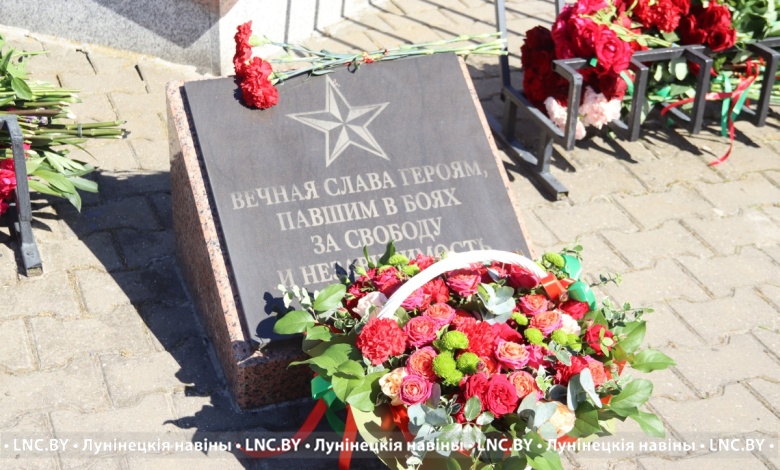 C возложения цветов к обелискам началось празднование Дня Республики в Лунинце