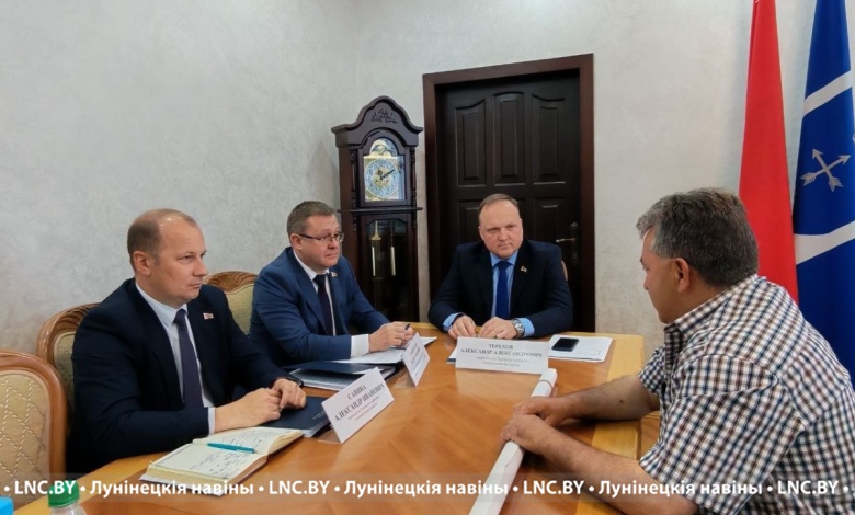 Заместитель Премьер-министра Республики Беларусь Александр Терехов проводит прием граждан в Лунинце