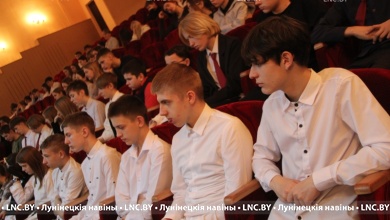 Познавательный час «Что я знаю о Конституции» прошел в городском Доме культуры Лунинца