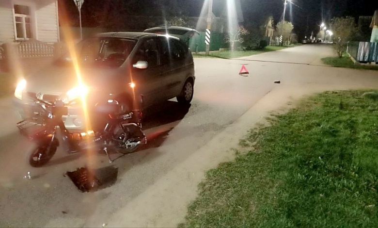 Пьяная женщина на электровелосипеде врезалась в автомобиль