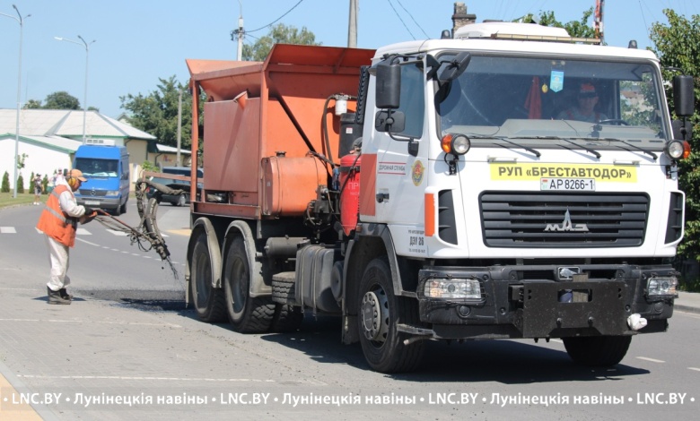 В Микашевичах продолжают приводить в порядок дороги