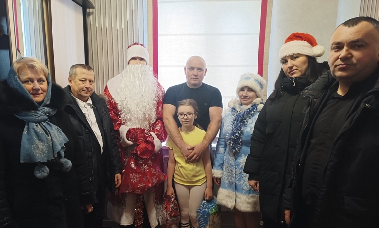 Депутаты поздравляют детей в новогодние праздники в Лунинецком районе