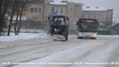 Снегапад у Лунінцы: працавалі да дзвюх гадзін ночы, з чатырох гадзін зноў пачалі расчыстку вуліц