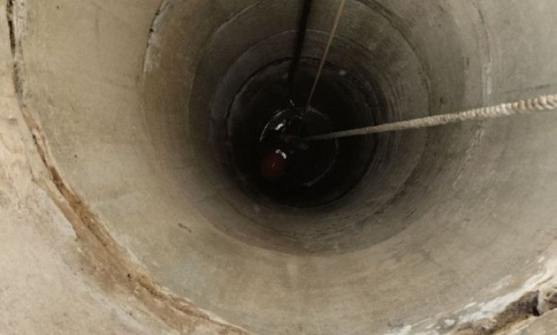 Мужчина упал в колодец. Спасатели пришли на помощь