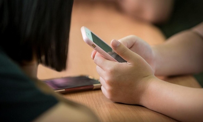 Кто и как может использовать мобильники в школах? Рассказали в Минобразования