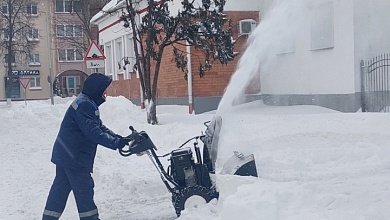 Коммунальникам в уборке снега помогают и трудовые коллективы Лунинецкого района