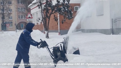 Коммунальникам в уборке снега помогают и трудовые коллективы Лунинецкого района