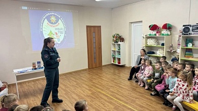 Безопасность прежде всего! Спасатели занимаются с малышами в Лунинецком районе