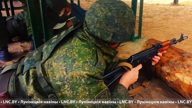 Занятия по огневой подготовке провели военные в Лунинецком районе