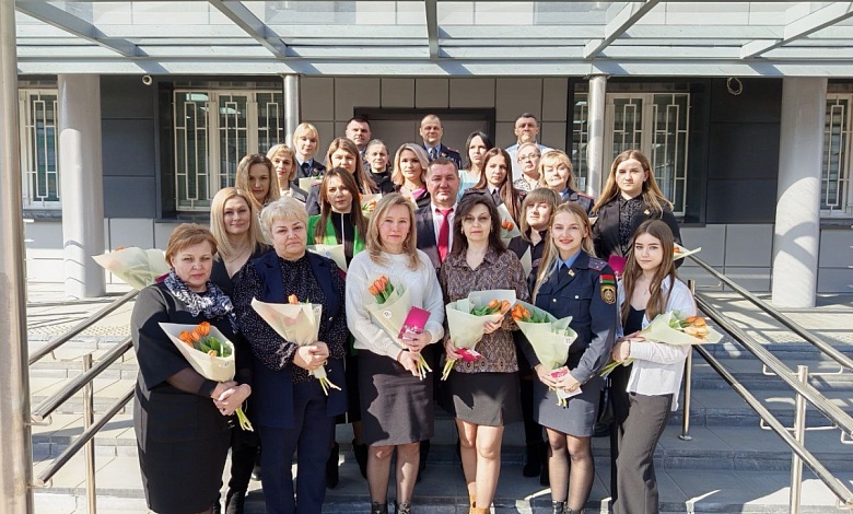 Сотрудниц РОВД поздравили с 8 марта в Лунинце