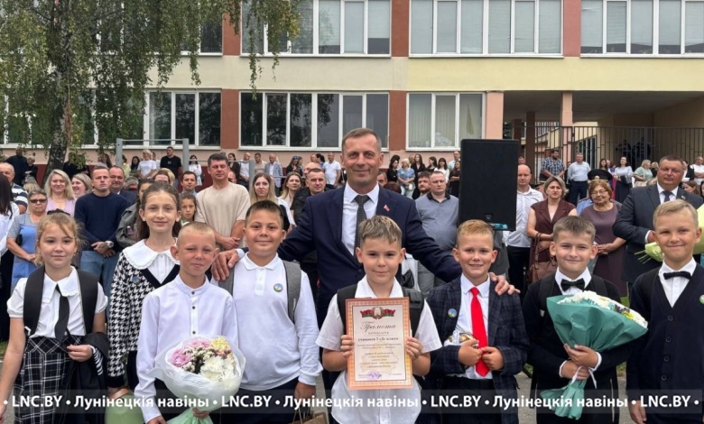 Много ДЕТЕЙ! Две торжественные линейки провели в СШ №2 Лунинца 