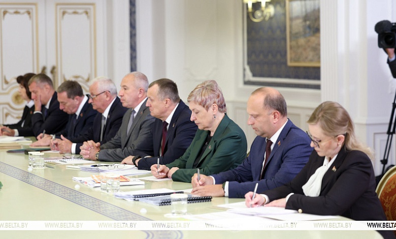 Закрытие магазинов на селе, завышение зарплаты руководства. Лукашенко раскритиковал работу Белкоопсоюза