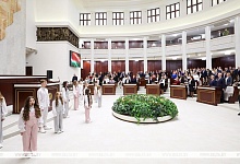 В Овальном зале Дома правительства проходит масштабный республиканский форум "Женщина и будущее деревни"