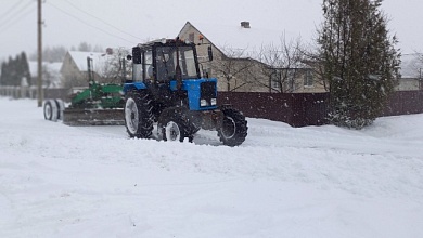 На расчистку дорог от снега вывели свою технику сельхозорганизации Лунинецкого района