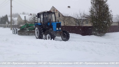 На расчистку дорог от снега вывели свою технику сельхозорганизации Лунинецкого района