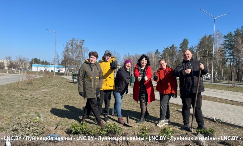 Общее дело! Жители Микашевичей наводят красоту!