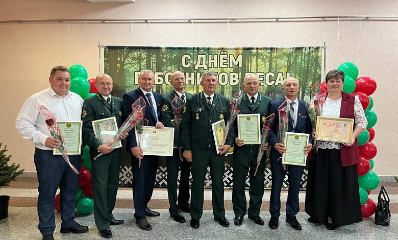 За добросовестный труд наградами отмечены работники Лунинецкого лесхоза