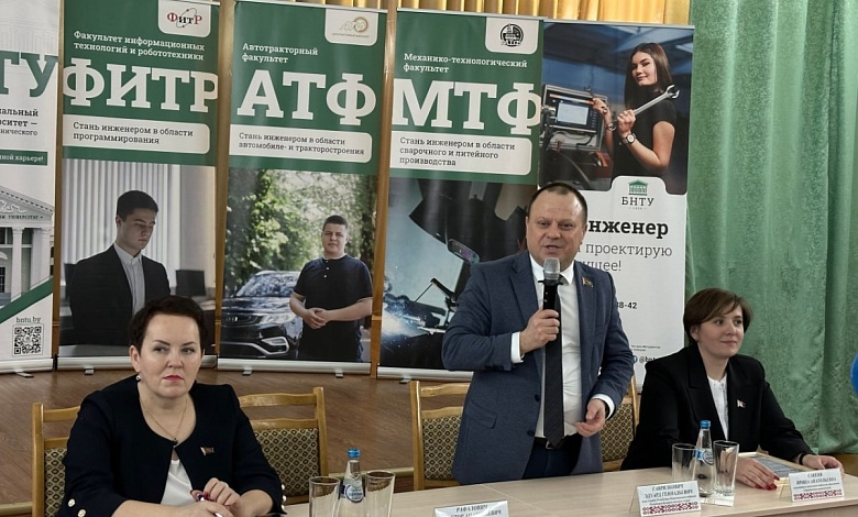 Эдуард Гаврилкович встретился с учащейся молодежью Ганцевичского района