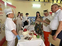 Вот это вкуснятина! Кондитеры делают чудеса из клубники в Лунинецком районе 