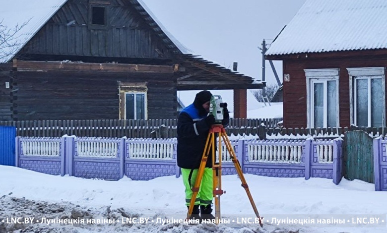 Фотофакт: специалисты дорожной проектной организации работают в Микашевичах