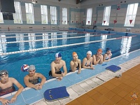 Навыки плавания. Спасатели проводят занятия в Лунинце 