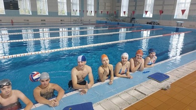 Навыки плавания. Спасатели проводят занятия в Лунинце 