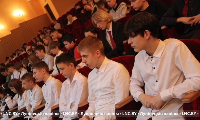 Познавательный час «Что я знаю о Конституции» прошел в городском Доме культуры Лунинца