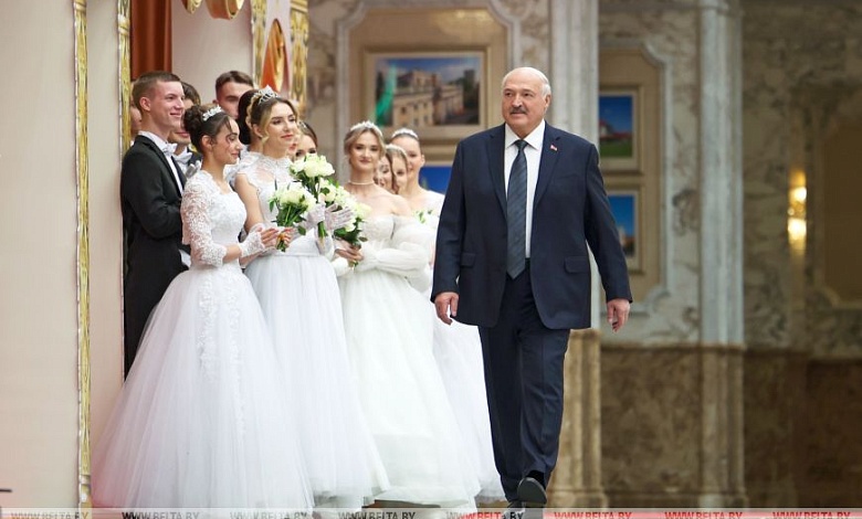 Впереди у вас очень много конкретных дел! Лукашенко - молодежи на новогоднем балу