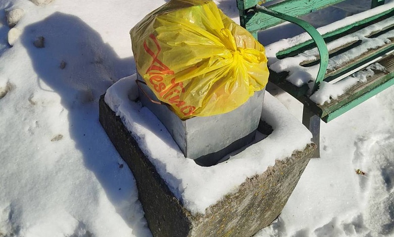 Урна – не контейнер! В Лунинце есть проблема выброса объемных пакетов с бытовыми отходами в уличные урны