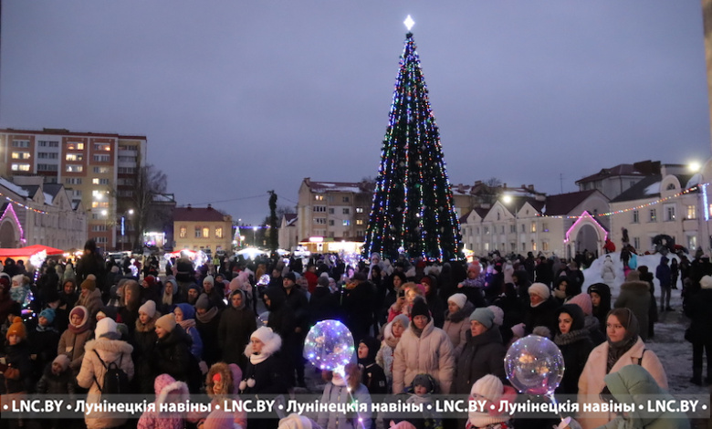 В Лунинце зажгли главную елку