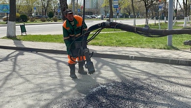 Ямочный ремонт активно ведется на улицах Лунинца 