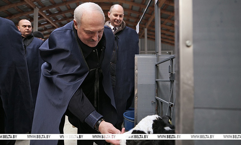 Рабочая суббота у Президента. Куда внепланово приехал Лукашенко и почему взялся за вилы