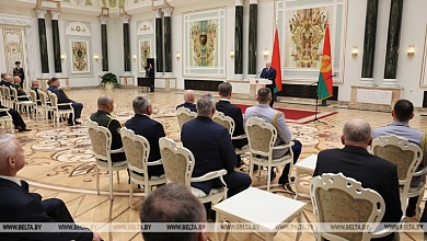 Лукашенко в преддверии священной даты - 80-летия Победы - вручил государственные награды