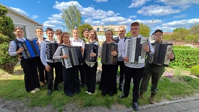 Выпускники устроили концерт в Лунинце