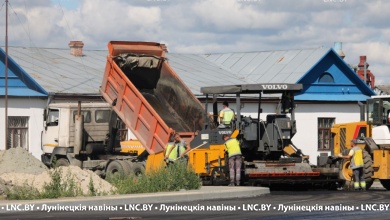 В Микашевичах продолжается ремонт дорог и благоустройство придомовых территорий 