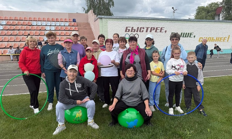 Бабушки устроили спортивный праздник в Микашевичах
