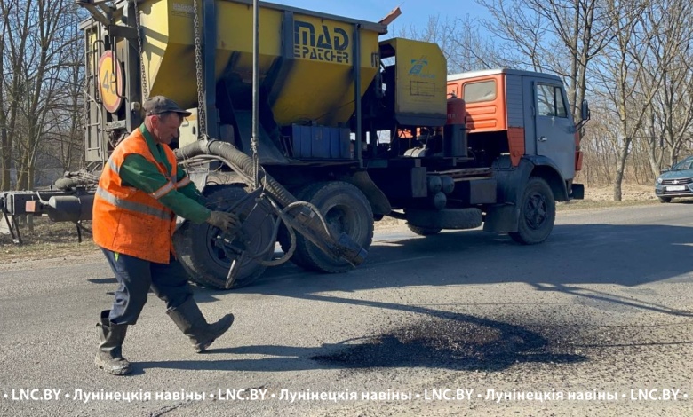 Работы — море! Дорожники активно занимаются ямочным ремонтом дорог в Лунинецком районе