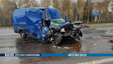 Бус столкнулся со свеклоуборочным комбайном в Брестской области