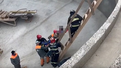 Спасатели помогли достать мужчину из колодца в Минском районе