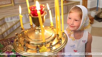 Православные верующие празднуют Успение Пресвятой Богородицы...