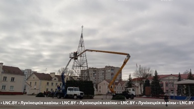 В Лунинце устанавливают главную новогоднюю елку!